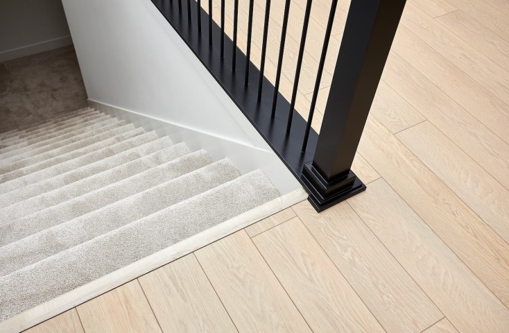 Ковролин STONE 90 Signal grey на лестнице дома